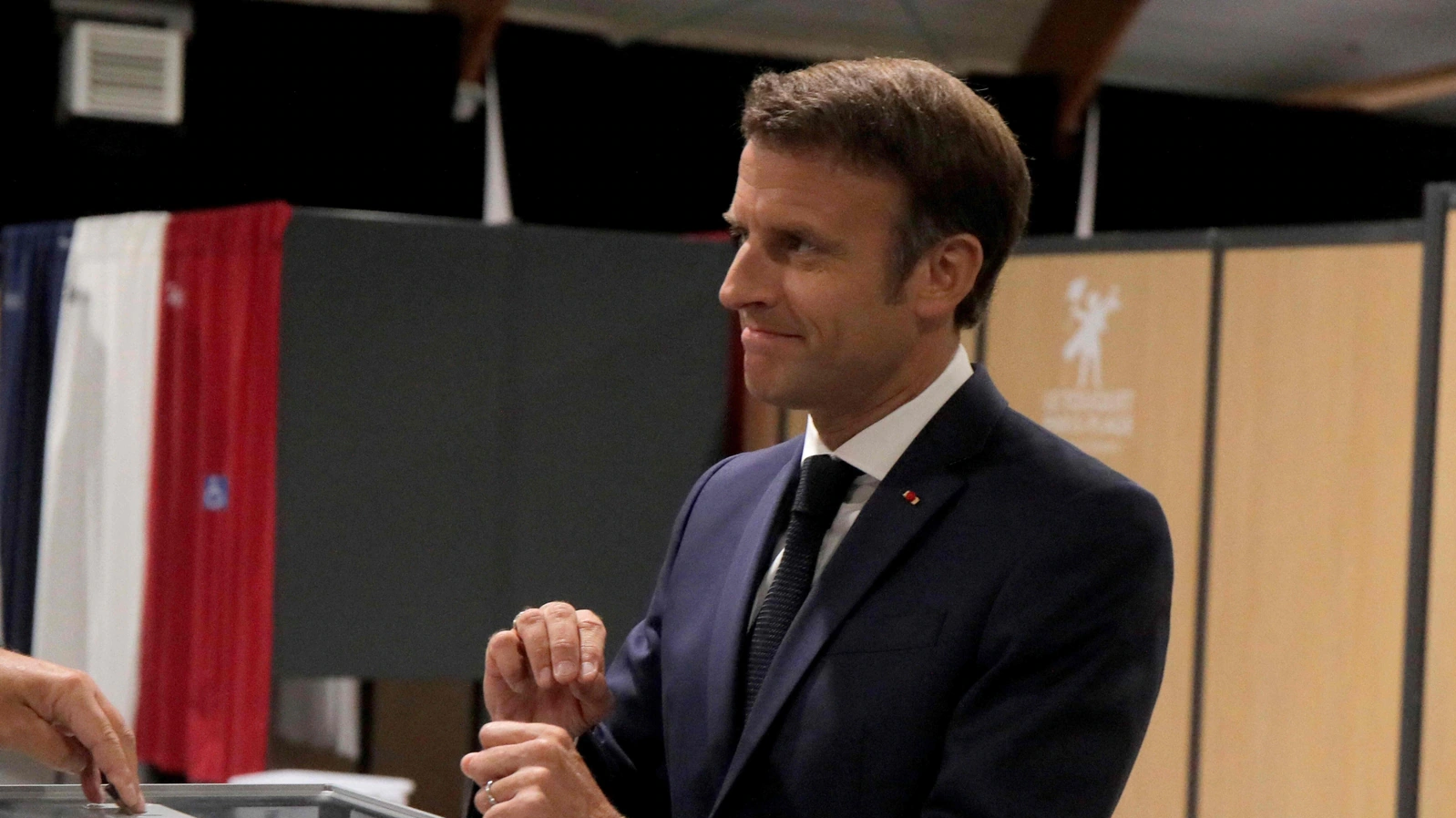 French President Macron seeks allies after the general election disrupts the election.