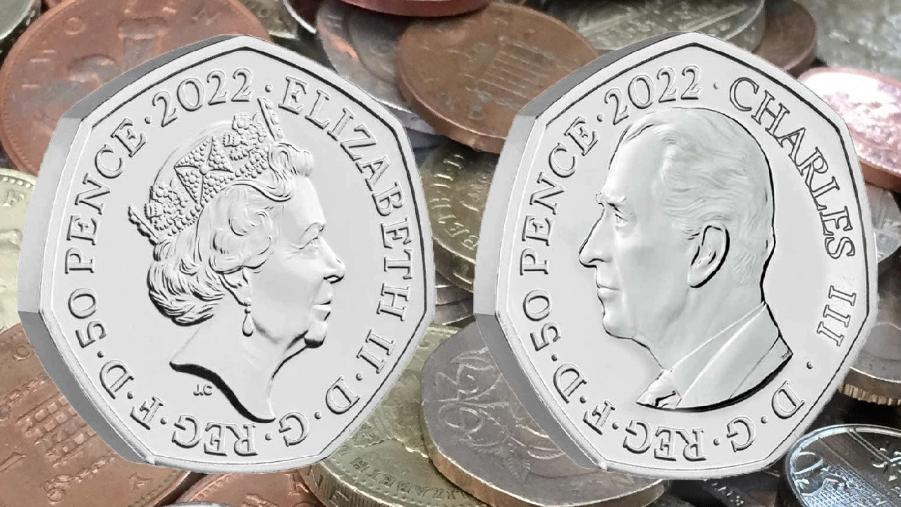 New Prince Charles photo coins ready: 5 pounds-50 pence coin with portrait, Elizabeth II on reverse.
