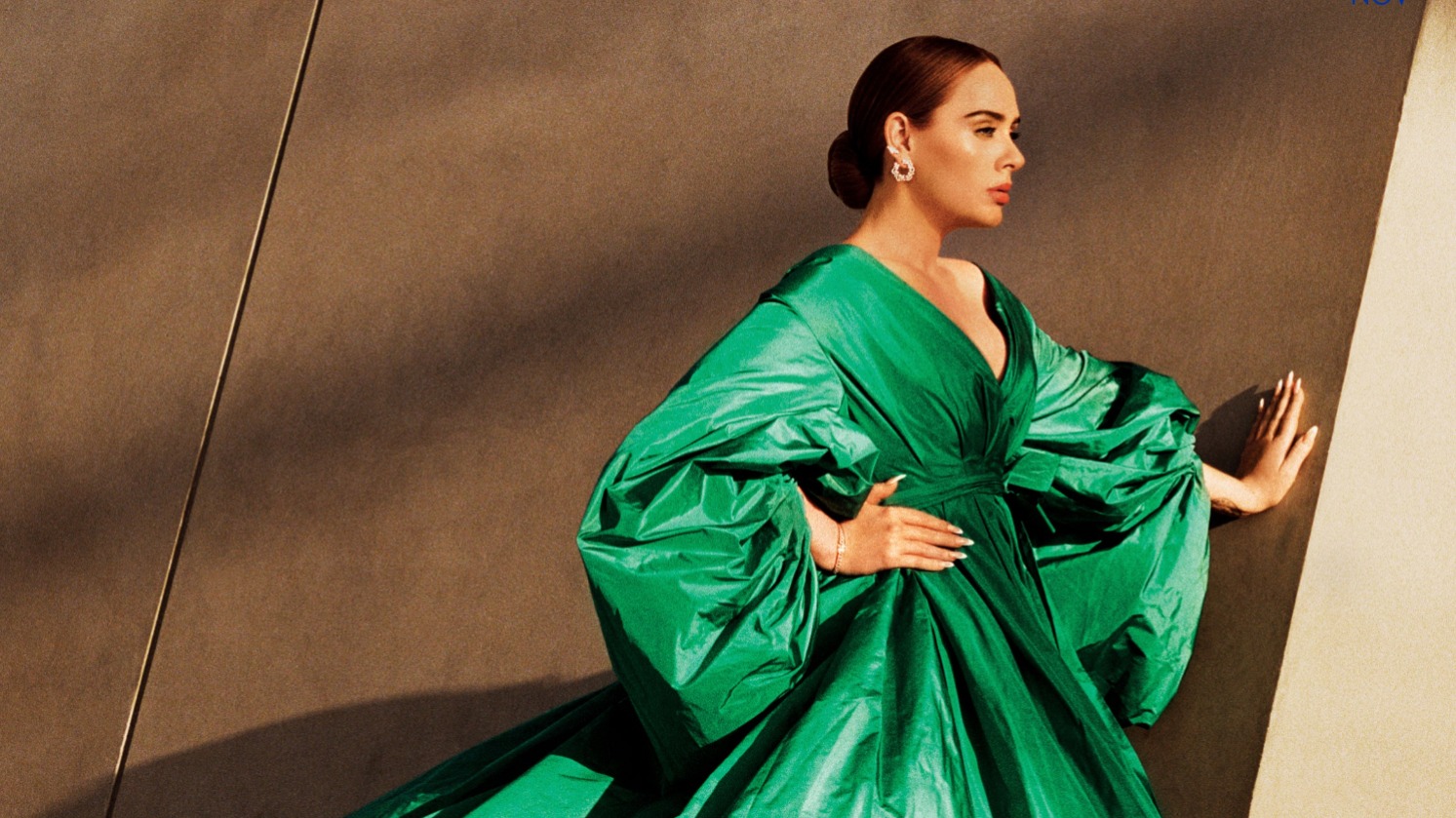 Adele Comes To England With A Large Quantity Of Money For Her Album "Easy On Me".
