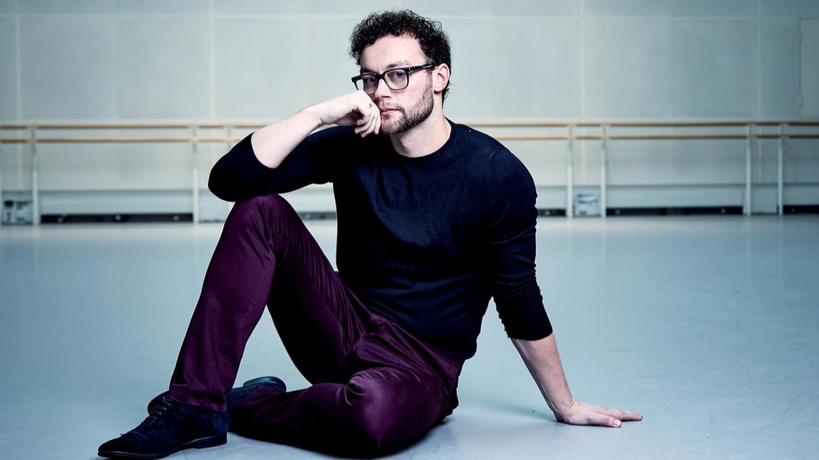 Choreographer Liam Scarlett has committed suicide on charges of wrongdoing.